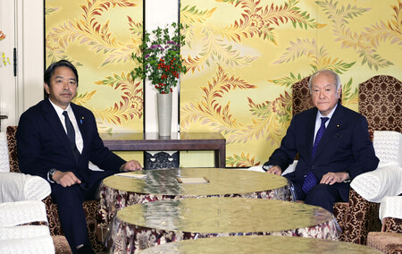 会談に臨む自民党の鈴木俊一幹事長(右)と国民民主党の榛葉賀津也幹事長=23日午後、国会内
