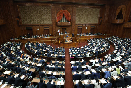 衆院本会議で所信表明演説をする高市早苗首相(壇上)=24日午後、国会内