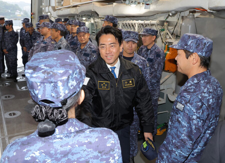 護衛艦「くまの」を視察し、隊員らを激励する小泉進次郎防衛相(中央)=25日午後、神奈川県横須賀市(代表撮影)