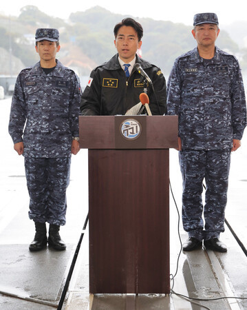 護衛艦「くまの」を視察し、記者団の取材に応じる小泉進次郎防衛相(中央)=25日午後、神奈川県横須賀市(代表撮影)