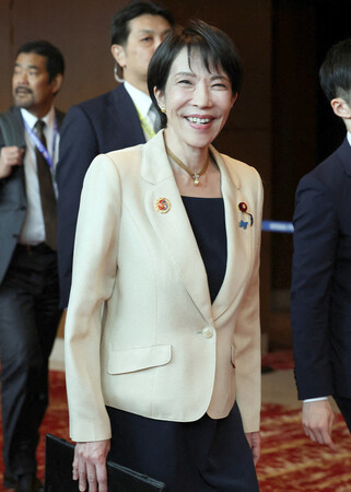 東南アジア諸国連合(ASEAN)首脳会議の会場を歩く高市早苗首相=26日、マレーシア・クアラルンプール(ロイター時事)