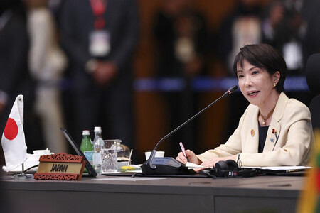 日ASEAN首脳会議で発言する高市早苗首相=26日、クアラルンプール(AFP時事)