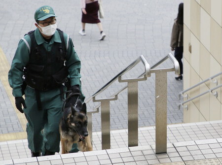 東京都内の主要駅の一つJR品川駅周辺で爆発物がないか探す警視庁の警備犬=27日午前、東京都港区