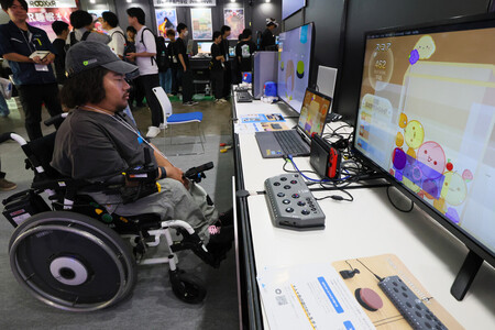 ゲームを視線でプレーする人=9月25日、千葉市美浜区の幕張メッセ