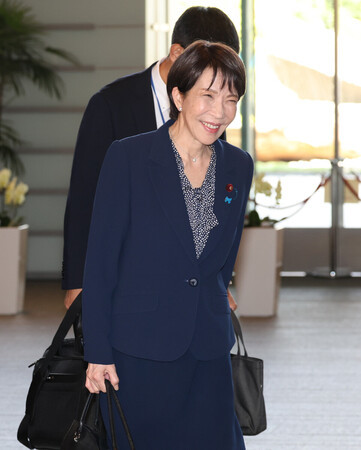 首相官邸に入る高市早苗首相=27日午後、東京・永田町