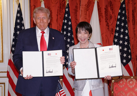 署名式を終え、笑顔を見せるトランプ米大統領(左)と高市早苗首相=28日午前、東京・元赤坂の迎賓館(代表撮影)