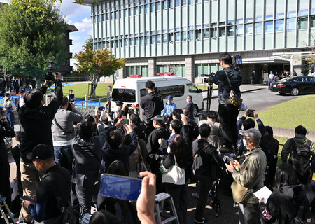 初公判のため奈良地裁に入る山上徹也被告を乗せたとみられる車=28日午後、奈良市