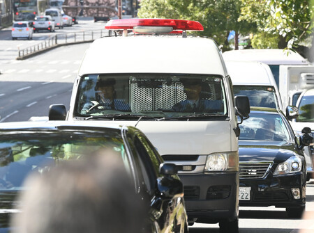 初公判のため奈良地裁に向かう山上徹也被告を乗せたとみられる車(中央)=28日午後、奈良市