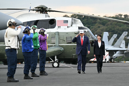 米海軍横須賀基地の原子力空母「ジョージ・ワシントン」に到着した高市早苗首相(右)とトランプ米大統領(中央)=28日、神奈川県横須賀市(AFP時事)