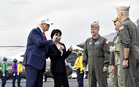 米海軍横須賀基地に停泊中の米原子力空母「ジョージ・ワシントン」に到着し、米軍関係者から歓迎を受ける高市早苗首相(左から2人目)とトランプ米大統領(左)=28日午後、神奈川県横須賀市(代表撮影)