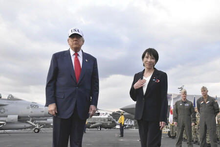 米海軍横須賀基地に停泊中の米原子力空母「ジョージ・ワシントン」に到着した高市早苗首相(右)とトランプ米大統領=28日午後、神奈川県横須賀市(代表撮影)