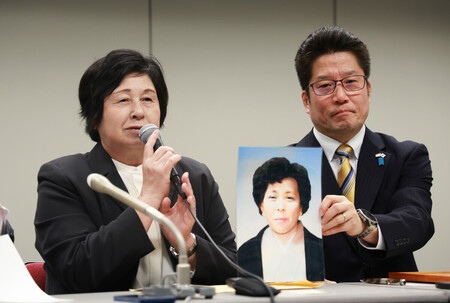 トランプ米大統領との面会後、記者会見に臨む拉致被害者の曽我ひとみさん(左)ら=28日午後、東京都千代田区