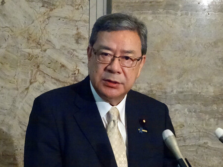 自民党幹部との会談後、記者団の取材に応じる日本維新の会の中司宏幹事長=29日午前、国会内