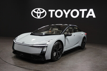 ジャパンモビリティショーに展示されたトヨタ自動車の「カローラ」の試作車=29日午前、東京都江東区