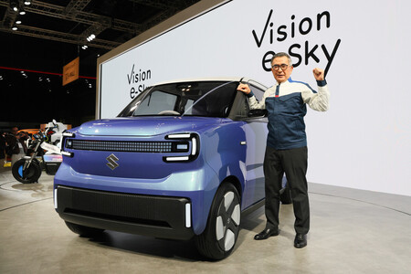 「ジャパンモビリティショー」で、「Vision e―Sky」と写真に納まるスズキの鈴木俊宏社長=29日午前、東京都江東区