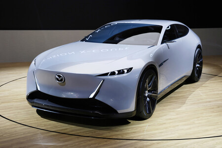 ジャパンモビリティショーに展示されたマツダの二酸化炭素回収装置を搭載した「VISION X―COUPE」=29日午後、東京都江東区