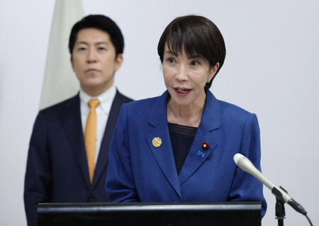 日韓首脳会談後、取材に応じる高市早苗首相(右)=30日、韓国・慶州