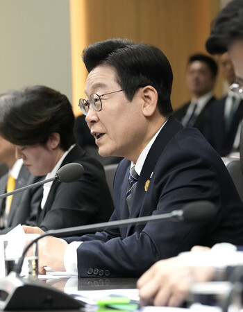 高市早苗首相との会談で発言する韓国の李在明大統領=30日、韓国・慶州(代表撮影・時事)