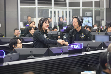 HTV―XがISSのロボットアームで無事キャッチされ、喜ぶ地上管制官ら=30日、茨城県つくば市の筑波宇宙センター(JAXA提供)