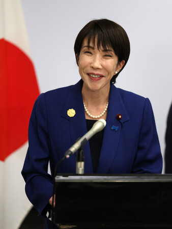 日中首脳会談後、取材に応じる高市早苗首相=31日、韓国・慶州