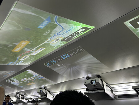 リニア新型試験車両「M10」の天井に映し出された時速=31日午後