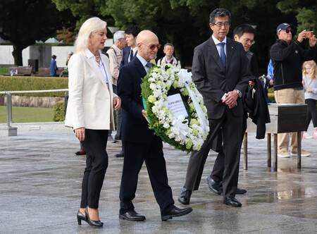 原爆死没者慰霊碑に献花するパグウォッシュ会議のシャハリスタニ会長(左から2人目)とホールバーグ事務総長(左端)=1日午前、広島市中区