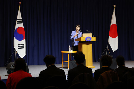 アジア太平洋経済協力会議(APEC)首脳会議を終え、内外記者会見する高市早苗首相=1日午後、韓国・慶州