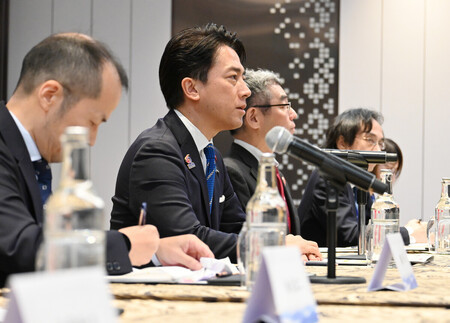 日中防衛相会談の冒頭で発言する小泉進次郎防衛相(左から2人目)=1日、クアラルンプール