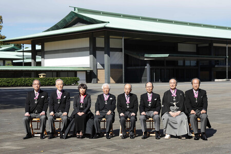 文化勲章親授式を終え、記念写真に納まる(左から)小松和彦さん、山本尚さん、コシノジュンコさん、川島康生さん、辻惟雄さん、王貞治さん、片岡仁左衛門さん、北川進さん=3日午前、皇居・宮殿東庭