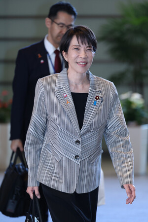 首相官邸に入る高市早苗首相=4日午前、東京・永田町