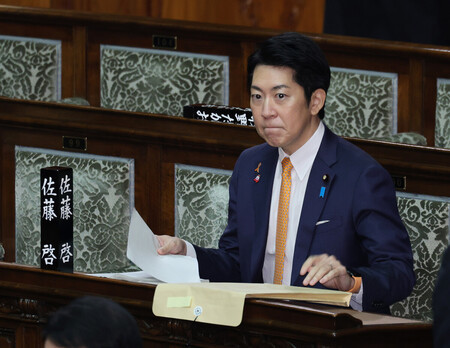 各党代表質問が行われる参院本会議を前に、議席に座る佐藤啓官房副長官=5日午前、国会内