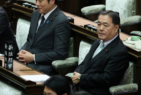 衆院本会議に臨む社民党の新垣邦男議員(右)。離党する意向を示している=5日午後、国会内