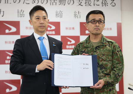 クマ被害防止のための協定を締結した秋田県の鈴木健太知事(左)と陸上自衛隊第9師団長の松永康則陸将=5日午前、秋田県庁