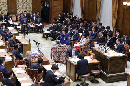 衆院予算委員会で自民党の斎藤健氏の質問に答える高市早苗首相(中央)=7日午前、国会内