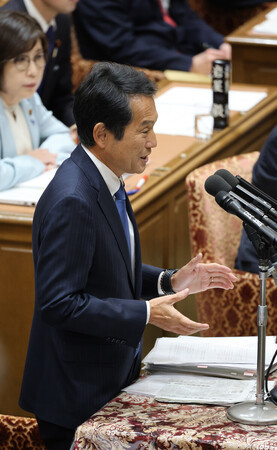 衆院予算委員会で質問する立憲民主党の大串博志氏=10日、国会内