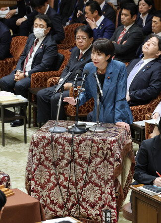 衆院予算委員会で、答弁する高市早苗首相=11日午後、国会内