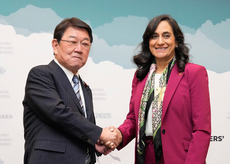 握手する茂木敏充外相(左)とカナダのアナンド外相=11日、カナダ・ナイアガラ(外務省提供)