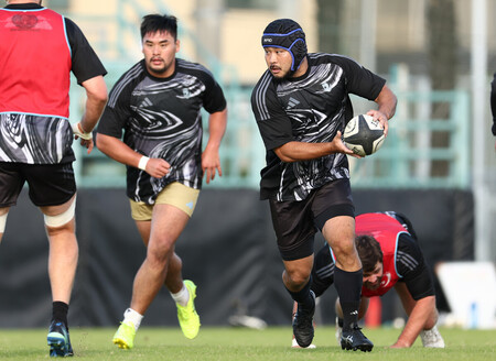 練習するプロラグビー選手の大西将史さん(右)=4日、東京都世田谷区