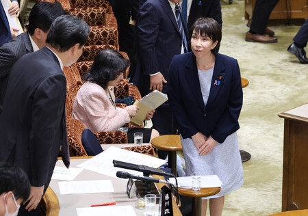 参院予算委員会を終えた高市早苗首相(右端)=14日午後、国会内