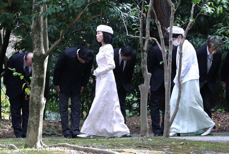 三笠宮妃百合子さまを宮中三殿の皇霊殿に祭る「霊代を皇霊殿に遷(うつ)すの儀」に向かわれる三笠宮家の彬子さま=18日午前、皇居・賢所正門前(代表撮影)