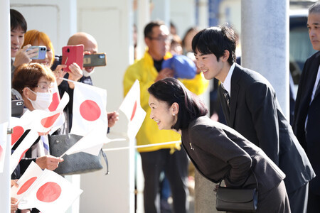 °ËƦÂçÅ硦²¬ÅĹÁ¤ËÅþÃ夷¡¢½Ð·Þ¤¨¤¿Ä®Ì±¤é¤ËÀ¼¤ò³Ý¤±¤é¤ì¤ë½©¼ÄµÜÈÞµª»Ò¤µ¤Þ¤ÈĹÃËͪ¿Î¤µ¤Þ¡á£²£²Æü¸áÁ°¡¢ÅìµþÅÔÂçÅçÄ®¡ÊÂåɽ»£±Æ¡Ë