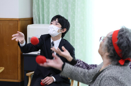 Ï·¿Í¥Û¡¼¥à¤ÎÆþ½ê¼Ô¤È°ì½ï¤Ë¶ÌÆþ¤ì¤ò¤µ¤ì¤ë½©¼ÄµÜ¤´É׺ʤÎĹÃËͪ¿Î¤µ¤Þ¡á£²£²Æü¸á¸å¡¢ÅìµþÅÔÂçÅçÄ®¡ÊÂåɽ»£±Æ¡Ë