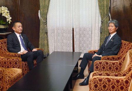 会談に臨む自民党の磯崎仁彦参院国対委員長(右)と立憲民主党の斎藤嘉隆参院国対委員長=26日午後、国会内