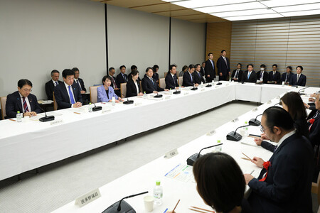 総合科学技術・イノベーション会議で発言する高市早苗首相(左から3人目)=28日午後、首相官邸