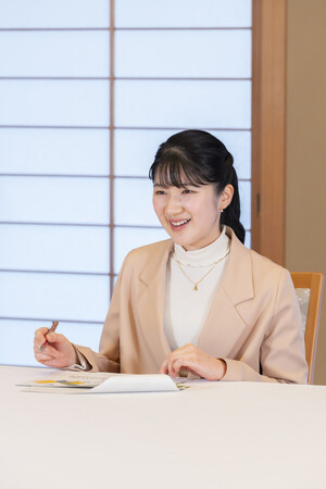 ラオス公式訪問前にラオス語を学習される天皇、皇后両陛下の長女愛子さま=11月10日、皇居・御所(宮内庁提供)