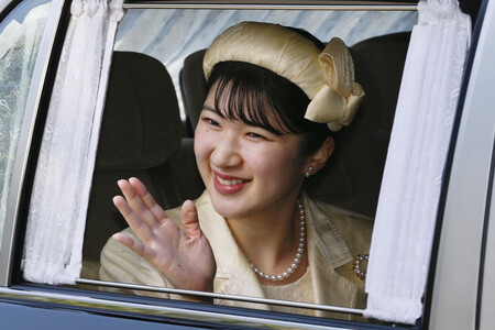 60歳の誕生日を迎えた秋篠宮さまにお祝いのあいさつをするため、秋篠宮邸のある赤坂御用地に入られる天皇、皇后両陛下の長女愛子さま=30日午前、東京都港区(代表撮影)