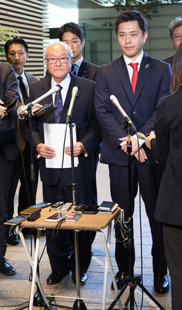 政府・与党連絡会議終了後、記者団の質問に答える日本維新の会の吉村洋文代表(右)と自民党の鈴木俊一幹事長=1日午後、首相官邸