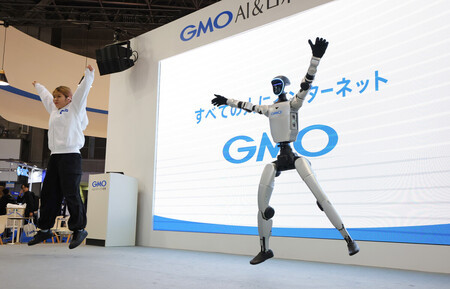 「2025国際ロボット展」で跳びはねながらダンスをするGMOインターネットグループの人型ロボット=3日、東京都江東区