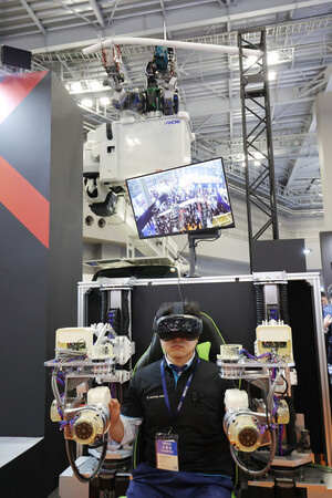 「2025国際ロボット展」に人機一体が出展した、高所作業車と一体になったロボット=3日、東京都江東区