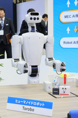 「2025国際ロボット展」に安川電機が出展した人型ロボット=3日、東京都江東区